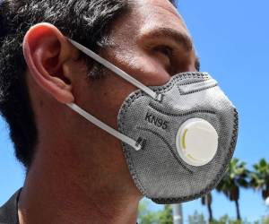 Kevin Pomplun usa una máscara N95 con filtro en el Centro Médico LAC + USC en Los Ángeles, California, durante una entrega de equipo de protección personal (EPP) por parte del Registro del Hospital del Gran Los Ángeles. Foto: Agencia AFP.