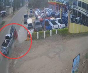 Un estrepitoso accidente entre una mototaxi y un carro dejó el saldo de una persona herida en Olancho.