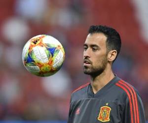 El mediocampista Sergio Busquets, capitán de la selección de España, calienta antes del partido por el Grupo F en las eliminatorias para la Eurocopa. Foto:AP
