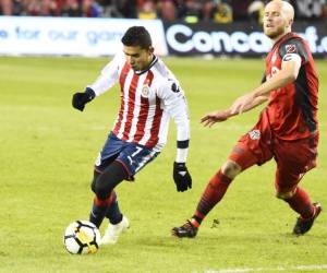 El Orbeln Pineda #7 de Chivas Guadalajara controla el balón de Michael Bradley #4 del Toronto FC. Foto AFP