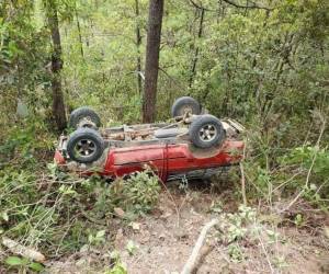 En el vehículo, un pick-up rojo, iban a bordo alrededor de ocho personas.