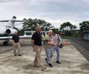 El expresidente Ricardo Martinelli al momento de su llegada a Panamá, extraditado desde Estados Unidos. (AP)