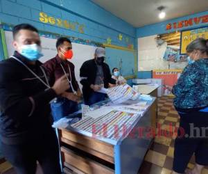 La primera hondureña en votar ejerció el sufragio en la Escuela Simón Bolivar. Foto: Alex Pérez/EL HERALDO.