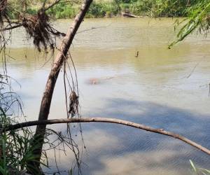El cadáver de una fémina fue encontrado en medio del río Guayape de Catacamas, Olancho.