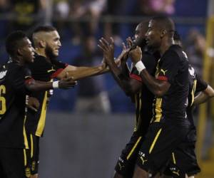 Osman Chávez choca sus manos con Cristopher Alegría y festeja el gol con el que el Búho venció 1-0 a Marathón. Real España puede clasificar empatando o perdiendo por un gol, excepto 0-1.