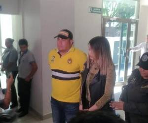 La ex Miss Honduras Internacional Shirley Nicole Velásquez Morales, y su esposo Gerson Javier Varela Flore llegaron a los juzgados pasado el mediodía de este martes.