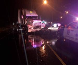 Los vehículos impactaron de frente dejando un muerto y cuatro heridos.