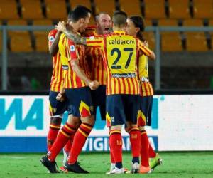 Fabio Lucioni (centro) del Lecce festeja tras anotar el segundo gol del equipo para vencer 2-1 a la Lazio en la Serie italiana en Lecce, el martes 7 de julio, 2020. (Donato Fasano/LaPresse via AP)