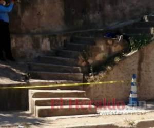 Las personas que viven en la zona reportaron el hallazgo del cadáver sobre las gradas. Foto: Alex Perez | EL HERALDO.