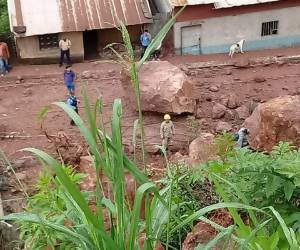 Varias rocas se desprendieron cerca de viviendas en la colonia Villa Vieja de la capital de Honduras. Bomberos se desplazaron a la zona.