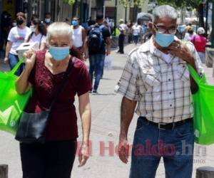 Según datos de Salud, 5,951 hondureños mayores de 60 años han fallecido por complicaciones de covid-19 desde que comenzó la pandemia en marzo de 2020. Foto: El Heraldo