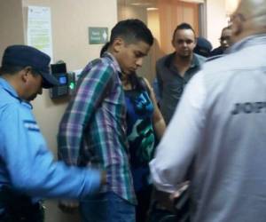 Momento en que los jóvenes imputados son detenidos para ser enviados a los centros penales donde deberán aguardar hasta la próxima audiencia. (Foto: El Heraldo Honduras)