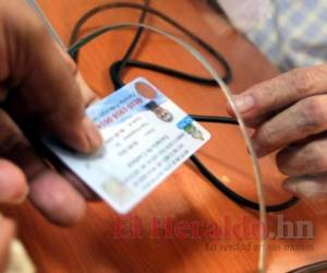 A las personas se les está entregando un permiso de conducir provisional que tiene vigencia hasta el 20 de julio.