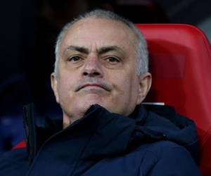 'Es vital que cumplamos nuestro papel y que sigamos los consejos del gobierno para apoyar a nuestros héroes (el personal médico) del NHS y que salvemos vidas', dijo Mourinho. Foto: AFP