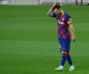 El delantero argentino de Barcelona, ​​Lionel Messi, hace gestos durante el partido de fútbol de la Liga española entre el FC Barcelona y el CA Osasuna en el estadio Camp Nou de Barcelona el 16 de julio de 2020.