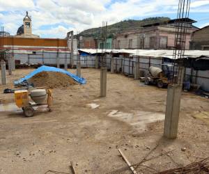 Las obras del mercado San Isidro están paralizadas desde hace semanas, y los locatarios exigen respuestas ante la falta de avances.