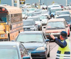 Las interminables filas de tráfico ya iniciaron en la capital, sobre todo durante los fines de semana.