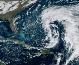 Según el NHC Nicole se convertirá en huracán categoría 1.