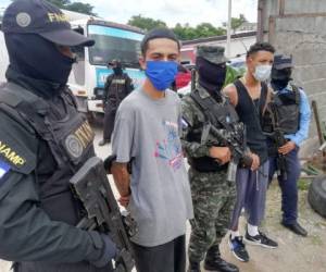 La Fuerza Nacional Antimaras y Pandillas (FNAMP) capturó a los presuntos pandilleros en la colonia Villa Franca.