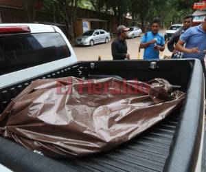 El cuerpo del niño Camilo Flores Redondo y del adulto identificado como Nahún fueron ingresados a Medicina Forense, de la capital. (Foto: El Heraldo)