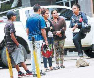 La mamá de Merlin Joel Martínez llegó a la morgue del Ministerio Público para hacer los trámites del retiro del cadáver de su hijo.