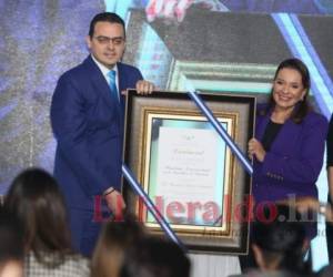 Momento en que Xiomara Castro recibía su credencial como presidenta de Honduras. Foto: Efraín Salgado/EL HERALDO