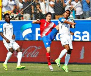 Jorge Claros recibe una fuerte patada por parte de un jugador de la Selección de Costa Rica.