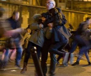 Un padre de familia y sus hijos en medio de la escena de caos al escuchar la fuerte explosión que los hizo temer un atentado. (Foto: El Mañana)