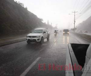 Las bandas nubosas ocasionarían lluvias y chubascos dispersos de leves a moderados, con actividad eléctrica en el Sur y Oriente a partir de este lunes. Foto: Emili Flores/EL HERALDO.