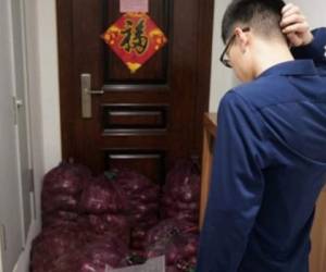 La joven ordenó a los repartidores que amontonaran las cebollas en la puerta de su apartamento. Foto: Twitter/EileenYuan2