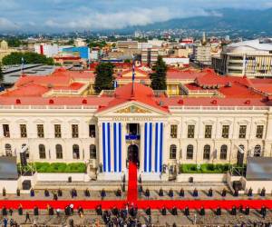 La ceremonia se lleva a cabo en el Palacio Nacional, en el centro histórico de San Salvador, a cuya plaza fueron convocados sus simpatizantes.