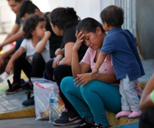 En esta foto de archivo del 16 de julio de 2019, migrantes esperan en un centro migratorio en el Puente Internacional 1 en Nuevo Laredo, México. Fotos: Agencia AP.