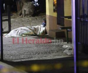 El hombre quedó tirado en la calle del comercio. Foto Alejandro Amador| EL HERALDO
