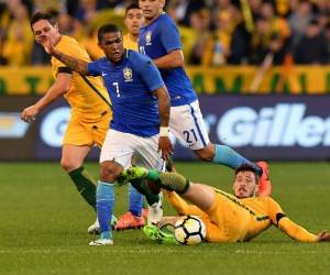 Douglas Souza de Brasil ante Mathew Leckie de Australia en el duelo amistoso de este 13 de junio. (Foto: AP)
