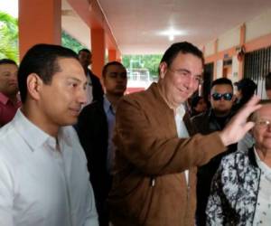 El candidato presidencial liberal, Luis Zelaya, acompañó al aspirante a la alcaldía del Distrito Central, Osmán Aguilar en la escuela Juana Lecler.