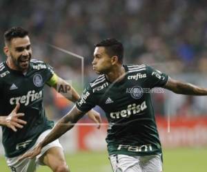 Eduardo Pereira 'Dudu', del Palmeiras, festeja con su compañero Bruno Henrique, luego de anotar el primer gol del club brasileño ante el chileno Colo Colo en el partido de vuelta de la Copa Libertadores en Sao Paulo, Brasil. Foto:AP