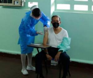 El presidente de Panamá, Laurentino Cortizo, es inyectado con una dosis de la vacuna Pfizer-BioNTech para coronavirus. Foto: AP