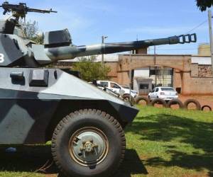 Un tanque de la policía resguarda la prisión de la ciudad de Pedro Juan Caballero, en Paraguay. Foto: AP.