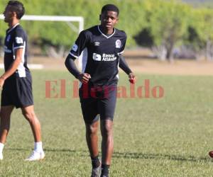 García se sumó como uno más en el entreno y después de realizar la primera parte del entreno, el volante comenzó a trotar al contorno de la cancha donde realizó la práctica al club merengue. Foto Ronal Aceituno / EL HERALDO