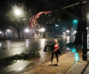 Ruby Westry camina por la calle mientras los vientos y la lluvia del huracán Sally atraviesan el área el 16 de septiembre de 2020 en Mobile, Alabama. Foto: Agencia AFP.