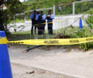 El cuerpo sin vida de un aparentemente un motociclista, ya que junto a él había una moto, fue encontrado la mañana de este jueves sobre una acera del bulevar del Sur, a la altura del Campo Agas, en San Pedro Sula. Se investiga de qué murió.