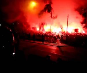 Impresionante 'recibimiento' de los aficionados del Atlético de Madrid a los jugadores del Barcelona (Foto: Captura de video)