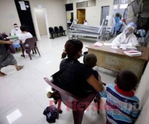 Los niños también están llegando a los centros de triaje. Foto Emilio Flores