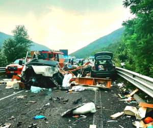 Tras el accidente, equipos de socorro se trasladaron hasta la carretera estatal 79 del municipio de Colli sul Velino para auxiliar a los múltiples heridos
