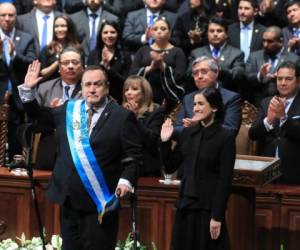 Momento en que Alejandro Giammattei saluda con su banda presidencial. Foto Casa Presidencial Honduras