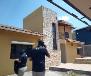 La vivienda está localizada en El Reloj, en la aldea El Chimbo de Santa Lucía, a solo 22 kilómetros de la capital.