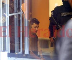 Cabizbajo y bien custodiado llegó ayer a la CSJ, Geffry Guzmán.