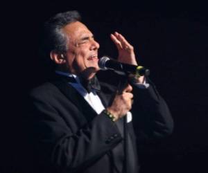 El cantante José José interpreta uno de sus temas. Foto cortesía Twitter
