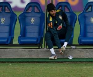 Neymar se calza los zapatos durante una práctica con la selección de Brasil, el martes 4 de junio de 2019, en Teresópolis (AP Foto/Leo Correa)