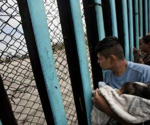 Pasaron hambre y frío todo por huir de la violencia que impera en sus países. Foto AP